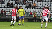 Fotbalisté Zlína (žluté dresy) v předposledním zápase sezony remizovali v Ďolíčku s domácími Pardubicemi 1:1 a slaví ligovou záchranu.