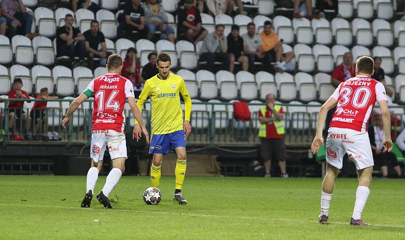 Fotbalisté Zlína (žluté dresy) v předposledním zápase sezony remizovali v Ďolíčku s domácími Pardubicemi 1:1 a slaví ligovou záchranu.