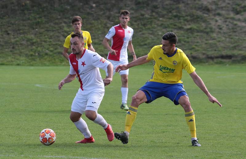 Fotbalisté Zlína B (ve žlutých dresech) prohráli v 9. kole MSFL s Hanáckou Slavií Kroměříž 1:2.