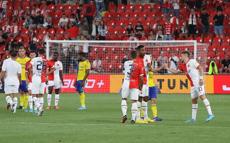 Fotbalisté Zlína (žluté dresy) ve 2. kole FORTUNA:LIGY prohráli se Slavií Praha 1:4.