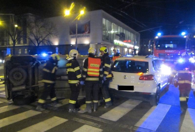 Havarovaná vozidla blokovala hlavní křižovatku v centru Zlína