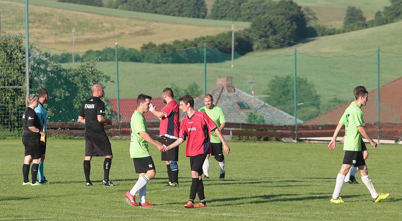 Fotbalisté Slopného (zelené dresy) si v Lize4 poradil s Drnovicemi, které díky hattricku Martina Váni zdolal 3:2. Foto: pro Deník/Jan Zahnaš