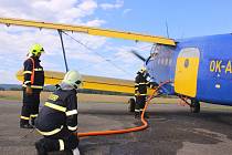 Na letišti ve Zlíně-Štípě cvičili krajští hasiči čerpání vody do letadla.
