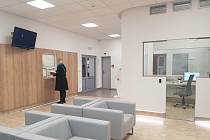 Vstup do budovy 31 v areálu Krajské nemocnice T. Bati ve Zlíně, ve které se nachází novorozenecké a gynekologicko-porodnické oddělení, je nově zrekonstruován.