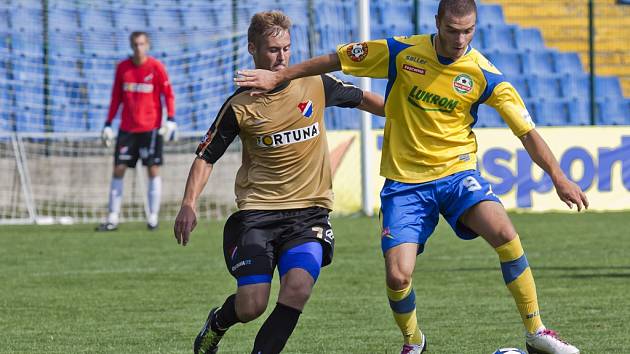 Petr Kurtin, fotbal Zlín (ve žlutém)