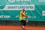 Rakušanka Melanie Klaffnerová (v bílém) ovládla 7. ročník mezinárodního tenisového turnaje žen kategorie ITF Smart Card Open Monet+ ve Zlíně, když v nedělním finále dvakrát přerušené deštěm bez větších problémů přehrála Slovenku Kristínu Kučovou 