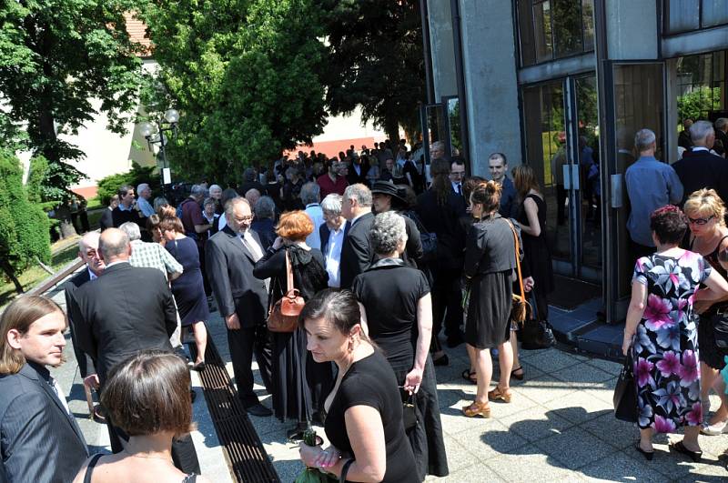 Poslední rozloučení s českým prozaikem, fejetonistou, publicistou a autorem manifestu Dva tisíce slov Ludvíkem Vaculíkem v obřadní síni v jeho rodišti Brumově-Bylnici se uskutečnilo v sobotu 13. června 2015. Ludvík Vaculík zemřel 6. června 2015 ve věku 88