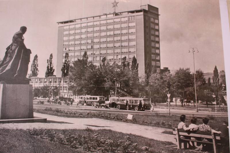 Tisícovky návštěvníků si v sobotu ve Zlíně užily Dne otevřených dveří Dopravní společnosti Zlín-Otrokovice (DSZO). Letos již po třinácté. Novinkou bylo deštivé počasí, to ale nikomu nevadilo.