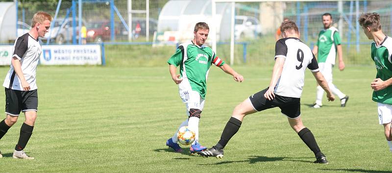 Fotbalisté Vizovic (v bílém) zaskočili v nedělním 24. kole domácí rezervu Fryštáku, kterou porazili 3:1.