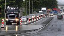 Výrazné dopravní komplikace způsobila ve čvrtek 9. června oprava silnice na třídě Tomáše Bati ve Zlíně – Loukách. V nejbližších týdnech se tak musí řidiči ve Zlíně připravit na omezení na celkem 4 místech na hlavní dopravní tepně městem.