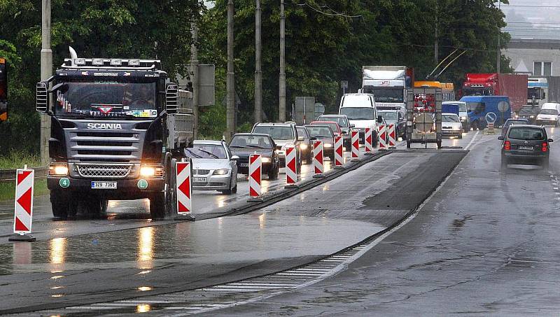 Výrazné dopravní komplikace způsobila ve čvrtek 9. června oprava silnice na třídě Tomáše Bati ve Zlíně – Loukách. V nejbližších týdnech se tak musí řidiči ve Zlíně připravit na omezení na celkem 4 místech na hlavní dopravní tepně městem.