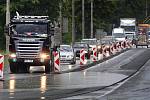 Výrazné dopravní komplikace způsobila ve čvrtek 9. června oprava silnice na třídě Tomáše Bati ve Zlíně – Loukách. V nejbližších týdnech se tak musí řidiči ve Zlíně připravit na omezení na celkem 4 místech na hlavní dopravní tepně městem.