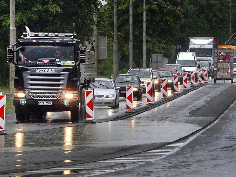 Výrazné dopravní komplikace způsobila ve čvrtek 9. června oprava silnice na třídě Tomáše Bati ve Zlíně – Loukách. V nejbližších týdnech se tak musí řidiči ve Zlíně připravit na omezení na celkem 4 místech na hlavní dopravní tepně městem.