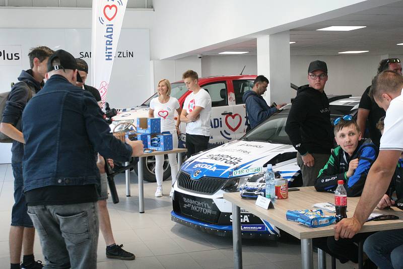 Na pět stovek fanoušků se v úterý odpoledne setkalo ve Zlíně s regionálními posádkami, které se na nadcházejícím 50. ročníku Barum Rally představí ve vozech Škoda Fabia Rally2.