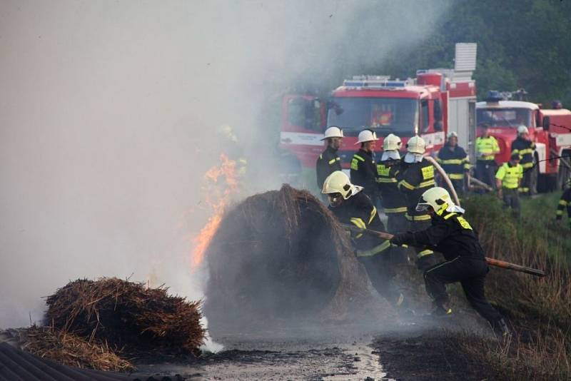 Hasiči likvidovali ve středu 2. května rozsáhlý požár skladovací haly v Horní Lhotě.