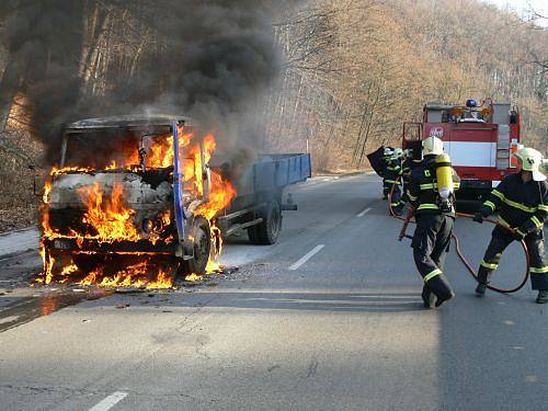 Požár avie v centru Zlína. 