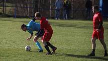 Fotbalisté Hvozdné (modré dresy) v přípravném zápase porazili Lužkovice.