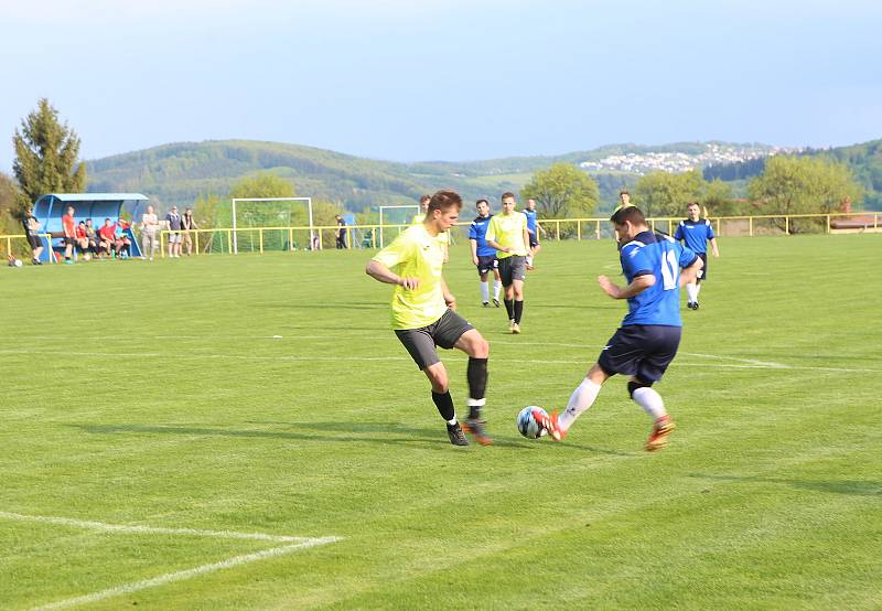 Fotbalisté Mladcové (žluté dresy) v semifinále KFS prohráli s Kateřinicemi 1:3.