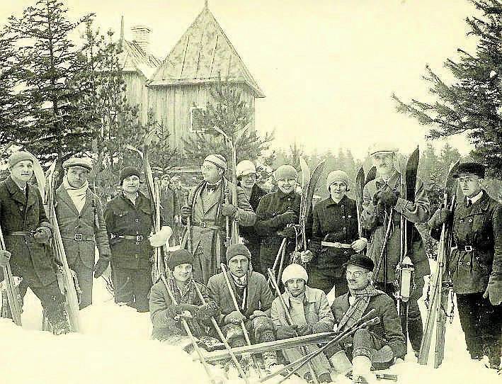 SLAVIČÍN, ODDÁNI SPORTU. Slavičínští sokolové se v roce 1929 vydali do Beskyd,kde absolvovali lyžařský výcvik.