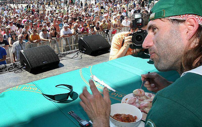 V poslední den (v neděli 22. srpna) hudebního festivalu Vizovické Trnkobraní jedlíci sutěžili v jezení švestkých knedlíků.