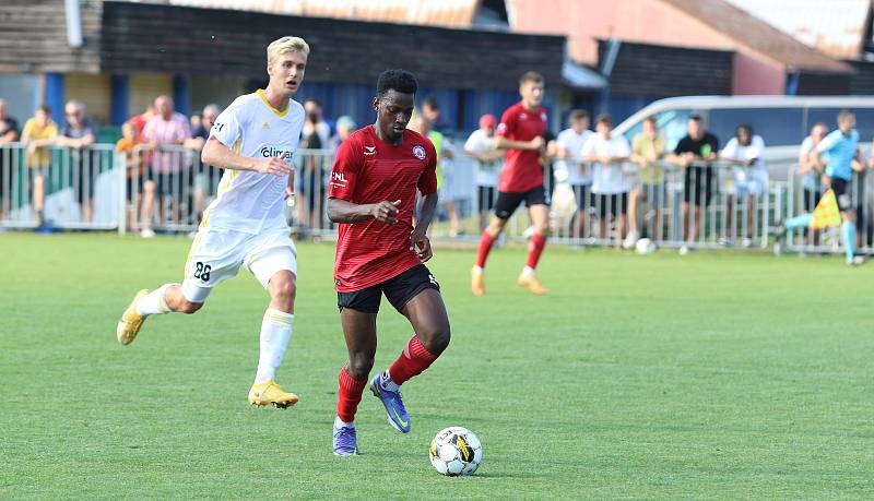 Fotbalisté Zlína (bílé dresy) ve středečním přípravném zápase přehráli druholigový Vyškov 3:0.