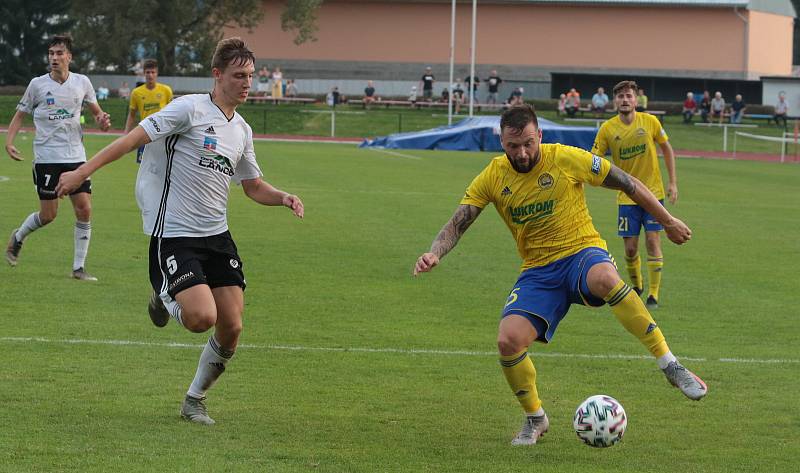 Fotbalisté Zlína (ve žlutých dresech) v MOL Cupu proti Ústí nad Orlicí