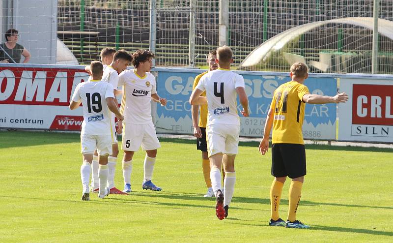 Fotbalisté Zlína B (bílé dresy) v 6. kole MSFL prohráli v Rosicích 1:2.