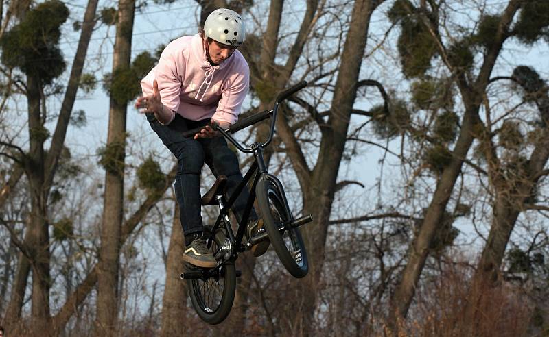 Skatepark na Napajedlích obsadili především mladí sportovci; neděle 28. února 2021