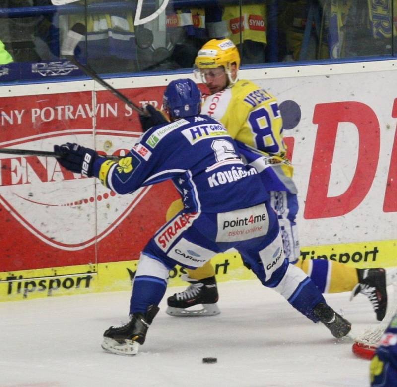 V úvodním utkání finále play off extraligy hokejistů hostil Zlín (ve žlutém) v moravském derby Kometu Brno.