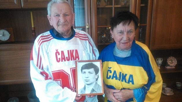 Rodiče Luďka Čajky s fotografií syna, který zemřel na zranění ze zápasu hraného 5. ledna 1990 v Košicích
