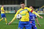 Fotbalisté Zlína (ve žlutém) v sobotním šlágru 12. kola II. ligy podlehli Sigmě Olomouc 0:1.