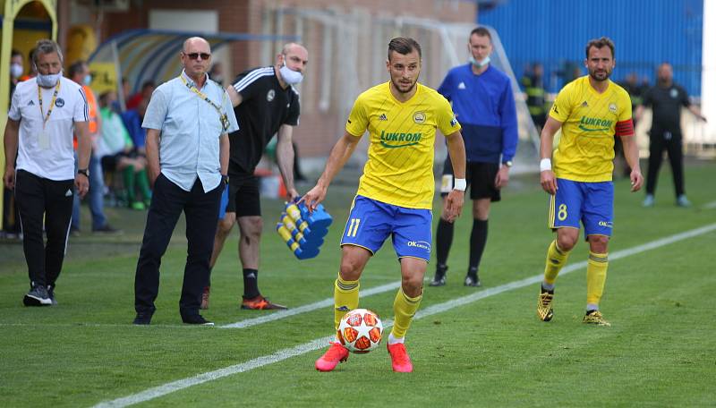 Fotbalisté Fastavu Zlín (ve žlutém) v důležitém zápase bojů o záchranu ve 28. kole v sobotu hostili poslední Příbram. Na snímku Džafič.