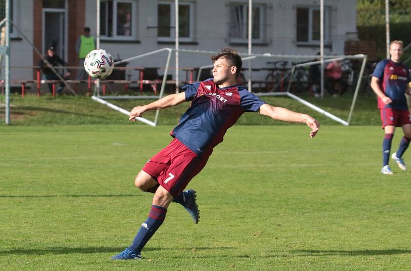 Fotbalisté Štípy (tmavé dresy) si v 8. kole okresního přeboru  Zlínska připsali nečekaně vysoké vítězství, když doma přehráli Příluky 6:0. Foto: pro Deník/Jan Zahnaš