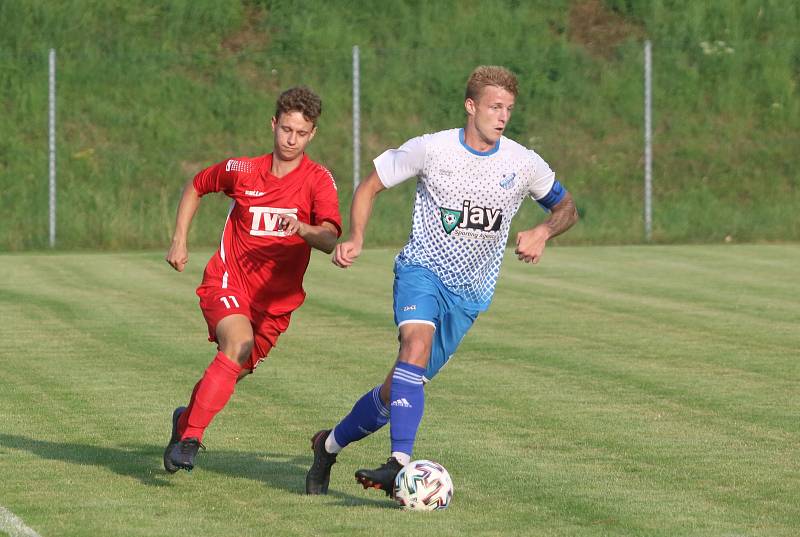 Fotbalisté Otrokovic (v modrobílých dresech) proti Slavičínu potvrdili roli favorita.