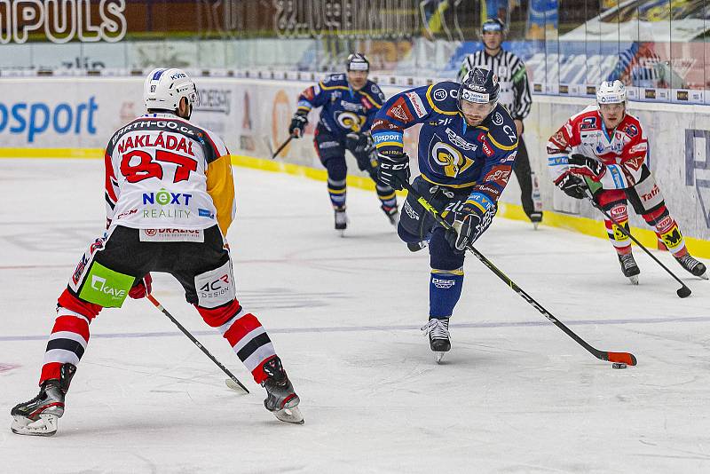 Extraligoví hokejisté PSG Berani Zlín (v modrém) v rámci 43. kola doma vyzvali Pardubice.