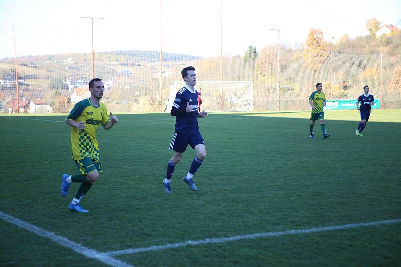 Fotbalisté Luhačovic (modré dresy) v posledním podzimním zápase Krajského přeboru doma podlehli Napajedlím 1:2.