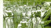 LUHAČOVICE, ZÁSLUHA PREZIDENTA O TITUL. Prezident Edvard Beneš s chotí Hanou navštívili Luhačovice v létě 1936. Na Lázeňském náměstí prezidentský pár zhlédl vystoupení folklorních souborů ze Slovácka.