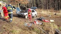 Tragická nehoda u Luhačovic. Auto vylétlo z vozovky a narazilo do stromu. Řidič utpěl těžká zranění, kterým i přes usilovnou pomoc podlehl.