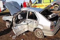 Tragická nehoda u Luhačovic. Auto vylétlo z vozovky a narazilo do stromu. Řidič utpěl těžká zranění, kterým i přes usilovnou pomoc podlehl.