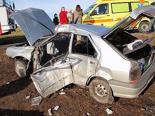 Tragická nehoda u Luhačovic. Auto vylétlo z vozovky a narazilo do stromu. Řidič utpěl těžká zranění, kterým i přes usilovnou pomoc podlehl.