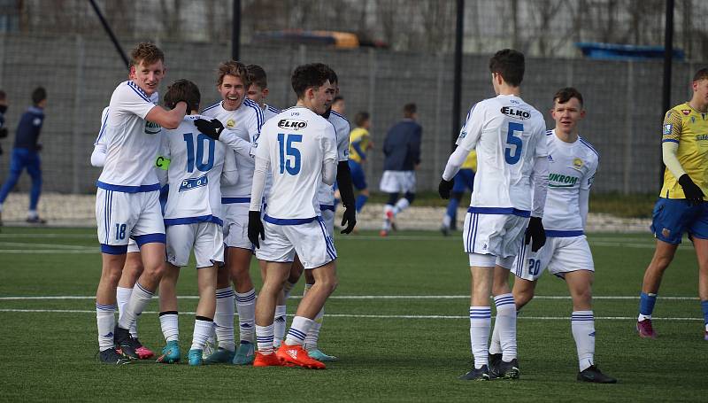 Starší dorostenci Zlína (bílé dresy) zvítězili v Dunajské Stredě 5:4. Přípravný duel ovlivnil silný vítr.