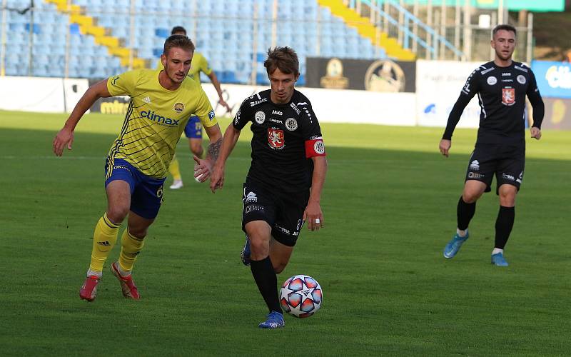 Fotbalisté Zlína (žluté dresy) ve 12. kole FORTUNA:LIHY vyzvali Hradec Králové.