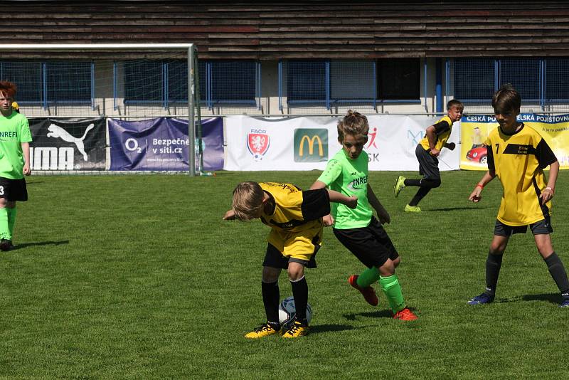 Krajské finále McDonald’s Cupu si v úterý na zlínské Vršavě podmanili žáci Základní školy Sportovní v Uherském Hradišti, kteří v obou kategoriích postoupili do celostátního finále.