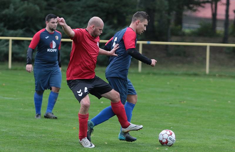 Fotbalisté Mladcové B  (modré dresy) v 10. kole okresního přeboru Zlínska zdolaly Příluky 3:2.