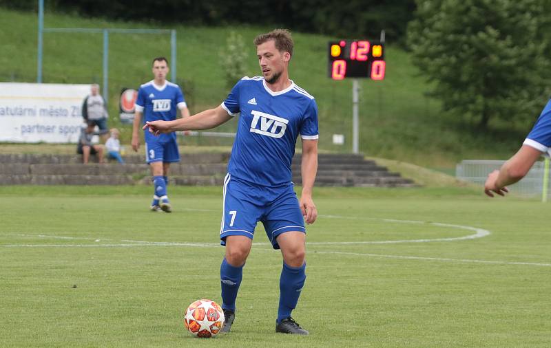 Fotbalisté Slavičína (v modrých dresech) na úvod přípravy zvítězili na Vršavě se Zlínem B 2:1