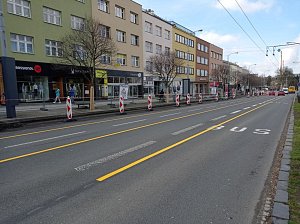 Na třídě Tomáše Bati v centru Zlína přibude nové dopravní značení. Oddělí parkovací pruh od pruhů průběžných.