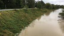 Vytrvalý déšť ve Zlínském kraji zaplavil cesty, zvedl hladiny řek. Řeka Morava Otrokovice.