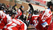 Extraligoví hokejisté Zlína (ve žlutém) v rámci nedělního 11. kola hostili rivala z Olomouce