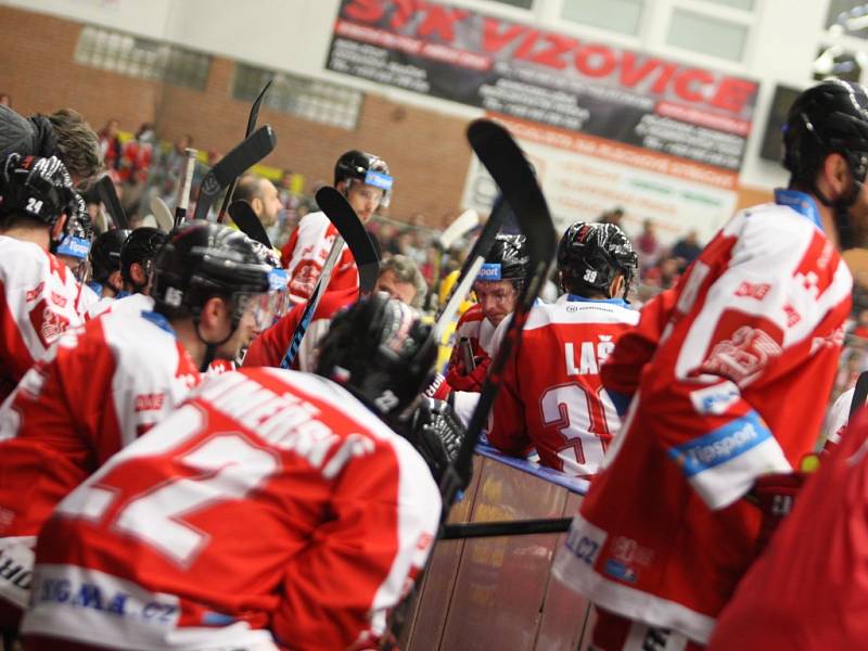 Extraligoví hokejisté Zlína (ve žlutém) v rámci nedělního 11. kola hostili rivala z Olomouce