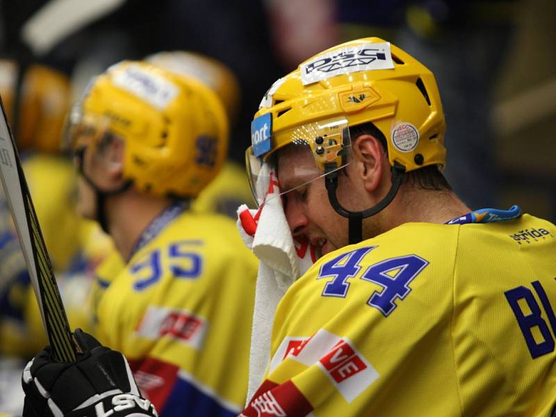 Extraligoví hokejisté Zlína (ve žlutém) v rámci nedělního 11. kola hostili rivala z Olomouce